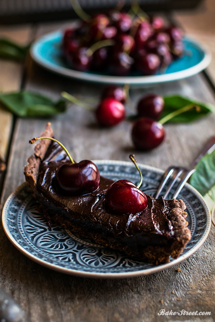 Pastel de chocolate y cerezas