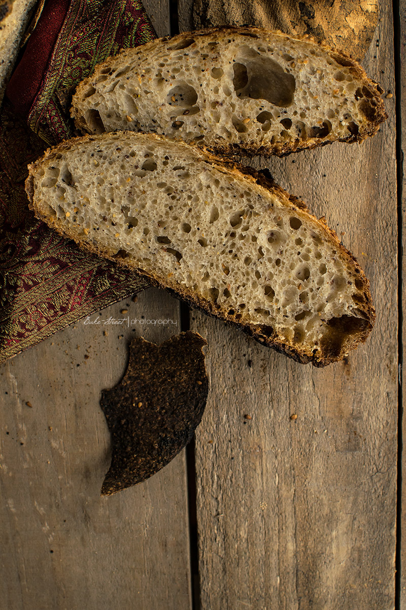 Pan de mostaza con pétalos y toffee Garam Masala 