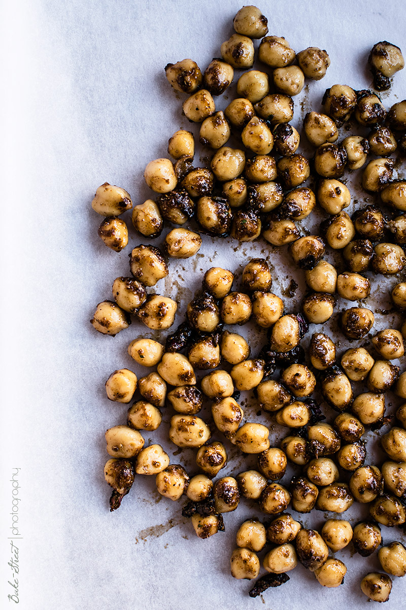 Hummus de aguacate con garbanzos picantes asados