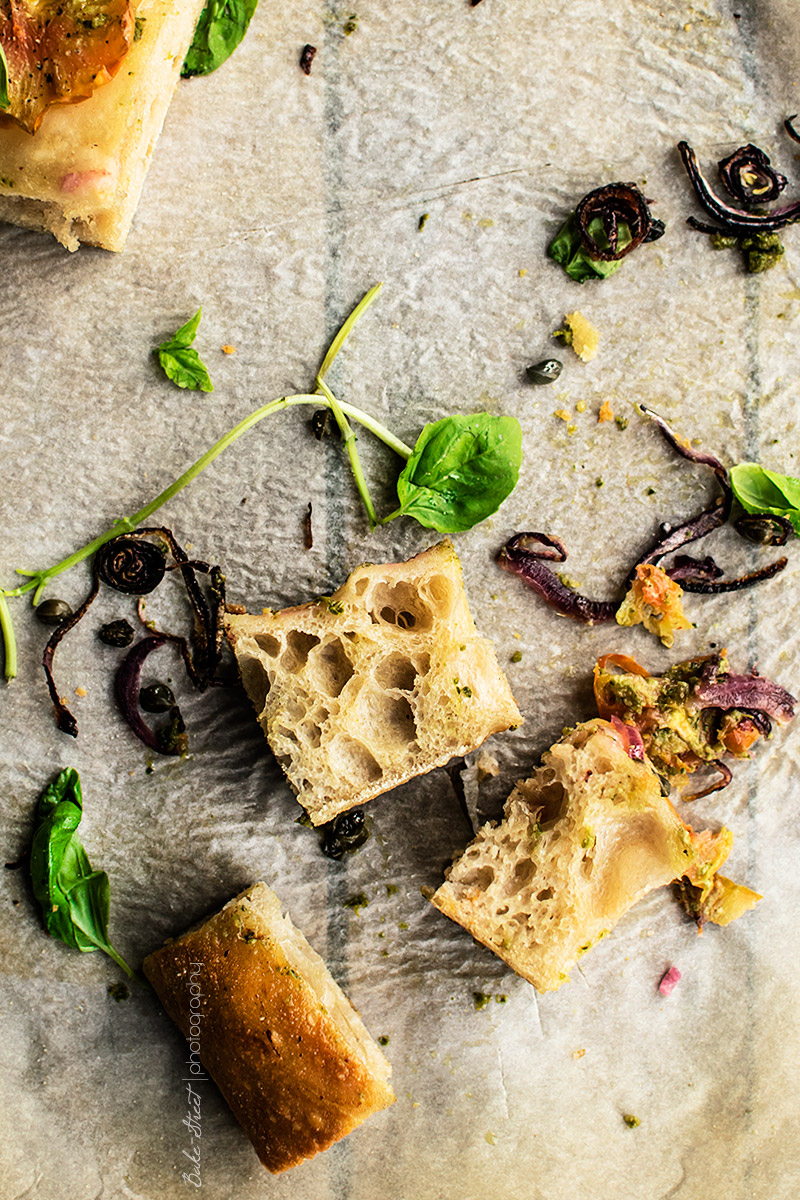 Focaccia de tomate, cebolla y albahaca