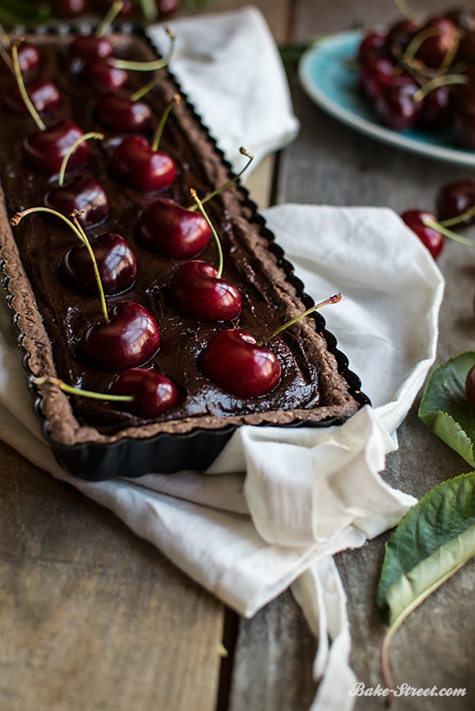 Pastel de chocolate y cerezas