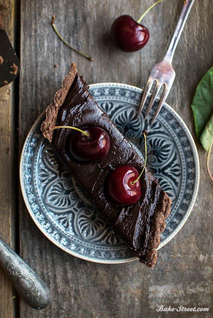 Pastel de chocolate y cerezas