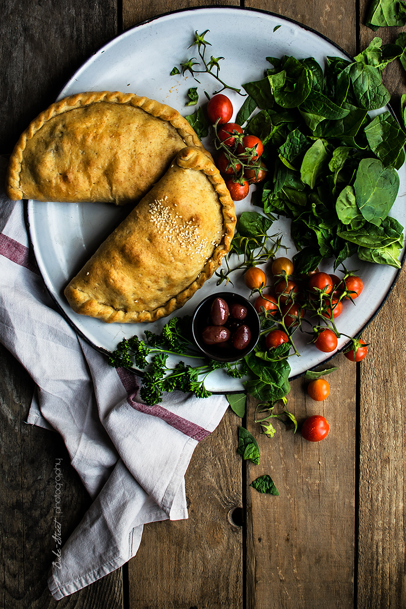 Calzone de espinacas, cherry y feta