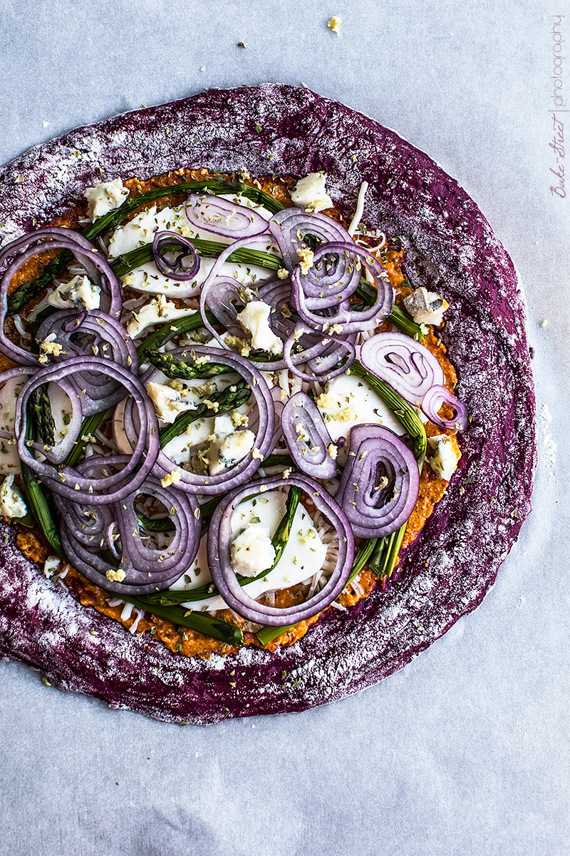 Pizza de remolacha con pesto rojo y espárragos