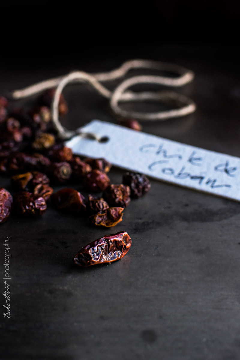 Pan de agua fermentada con chile y avellanas