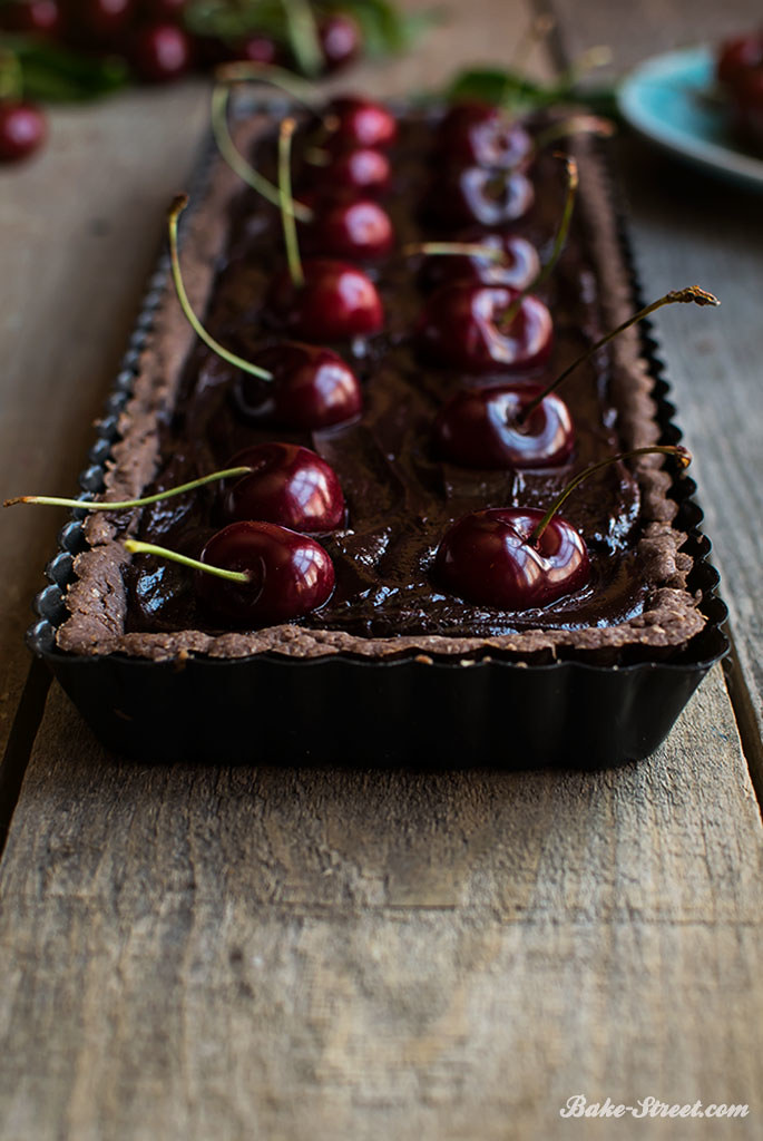 Pastel de chocolate y cerezas