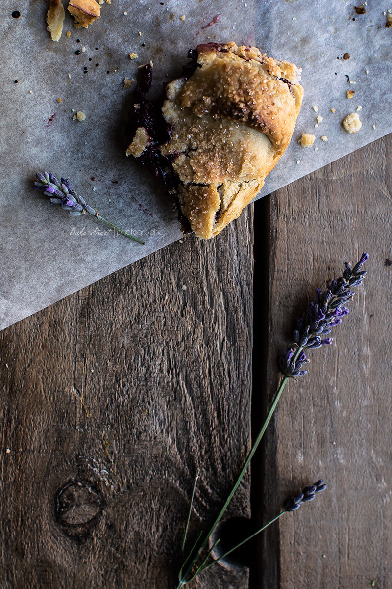 Galette de ciruelas, brevas y lavanda 