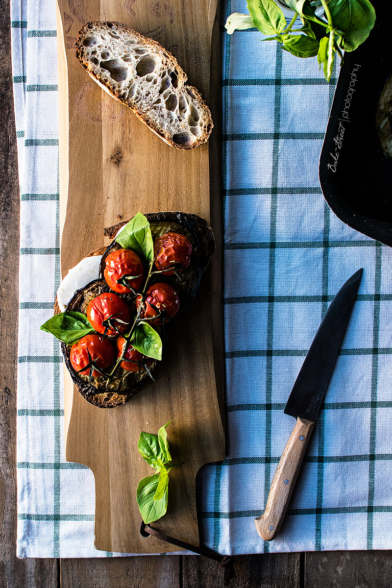 Tosta Caprese con berenjena asada