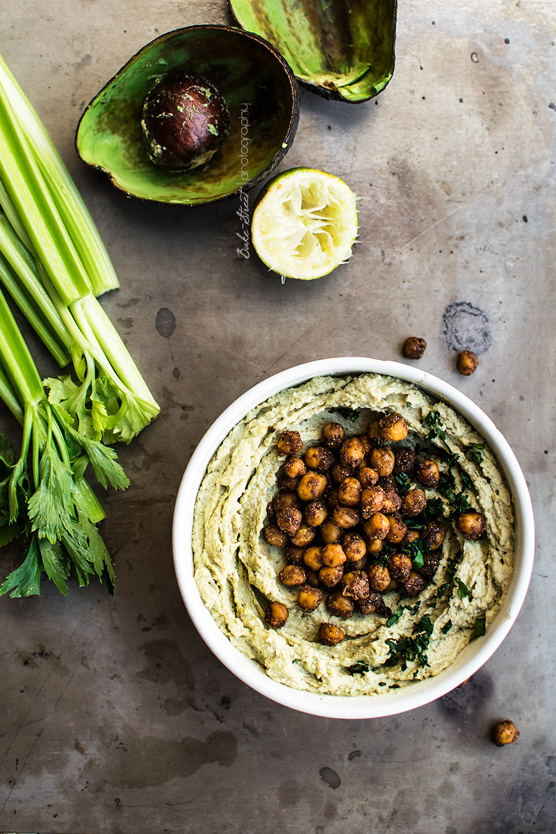 Hummus de aguacate con garbanzos picantes asados