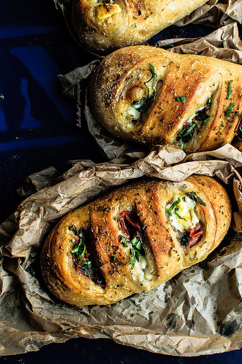 Panecillos de tomates marinados y mascarpone