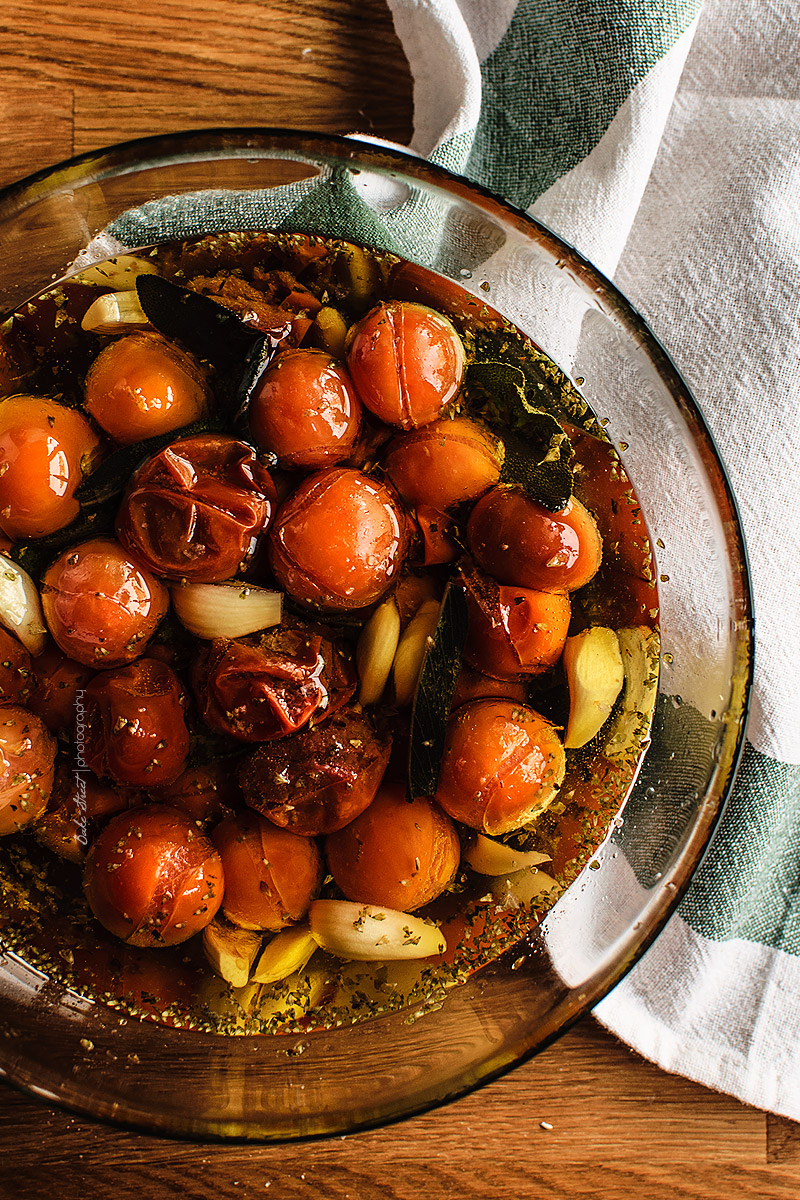 Panecillos de tomates marinados y mascarpone