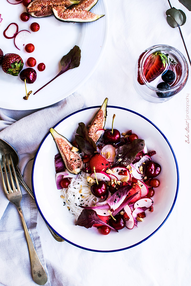 Ensalada roja con noodles de arroz