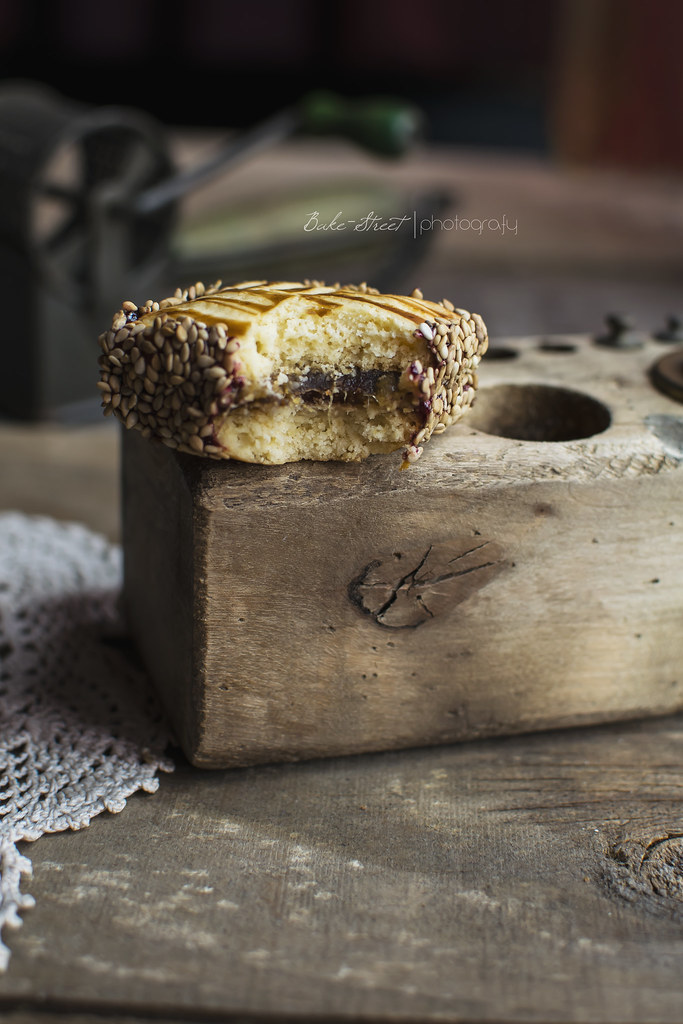 Galletas de sésamo rellenas de dátiles y avellanas