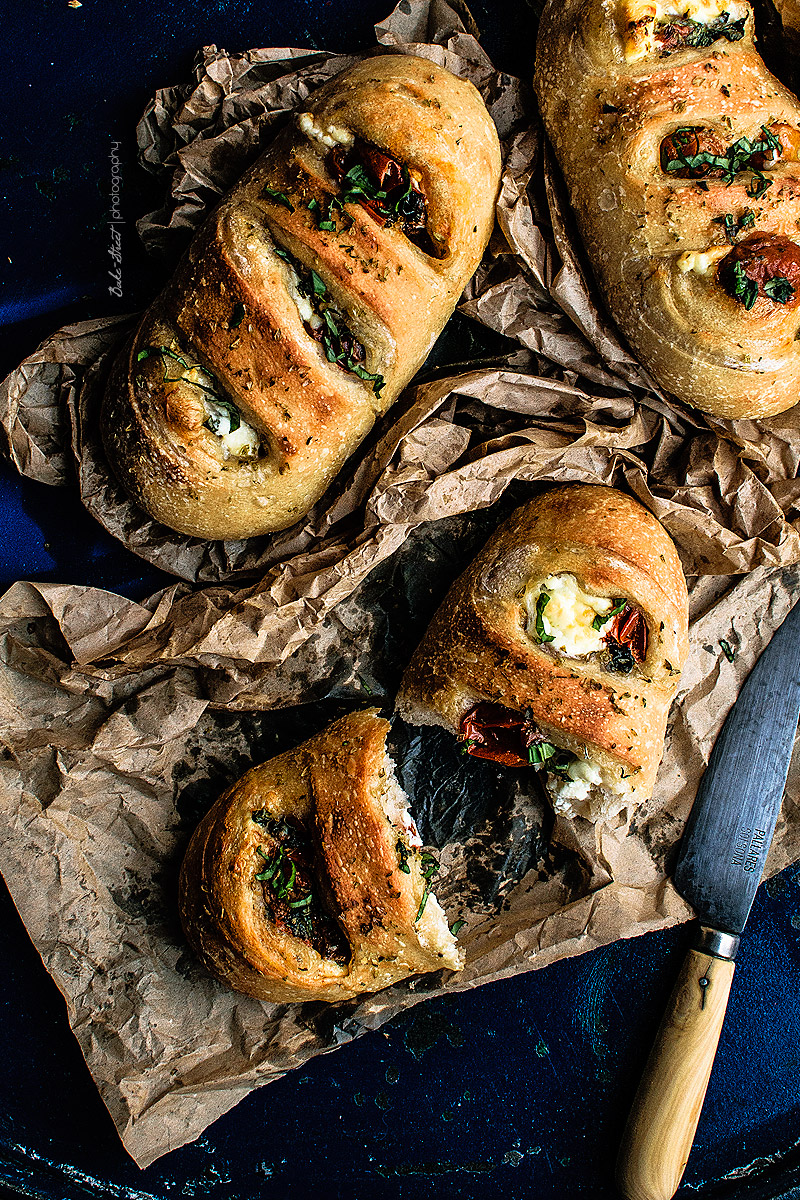 Panecillos de tomates marinados y mascarpone