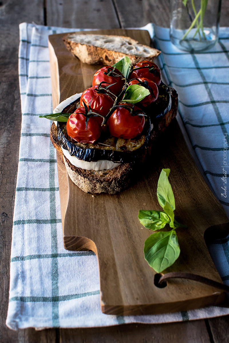 Tosta Caprese con berenjena asada