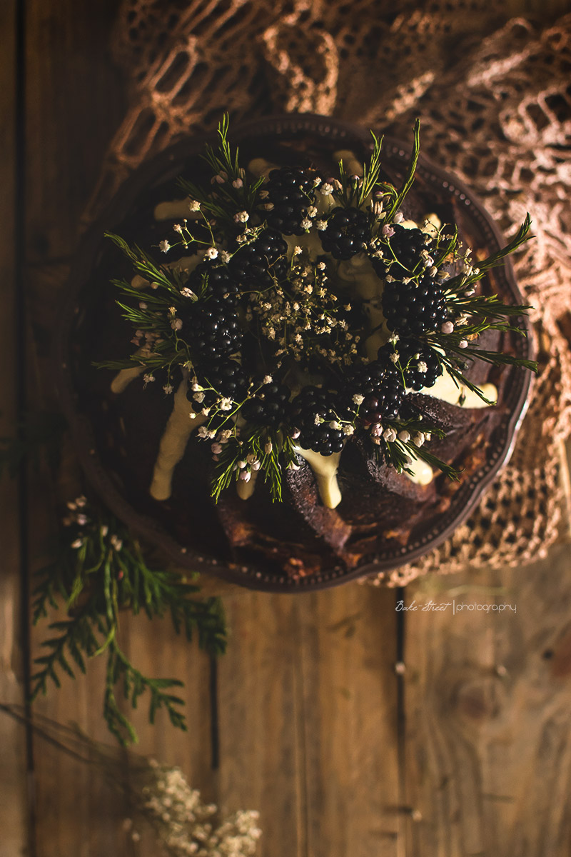 Bundt Cake de moras y chocolate blanco