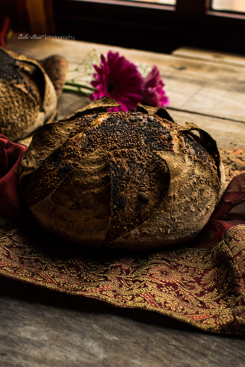 Pan de mostaza con pétalos y toffee Garam Masala 