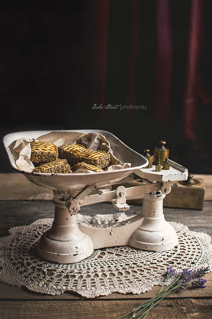 Galletas de sésamo rellenas de dátiles y avellanas