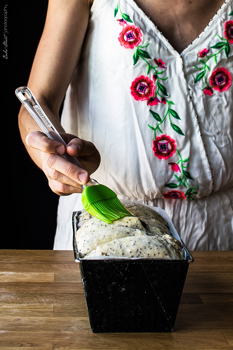 Pan de molde de yogurt, amapola y arándanos