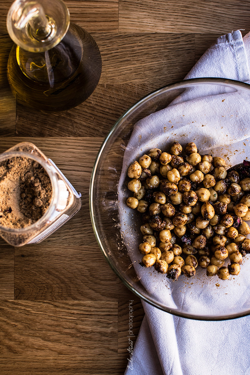 Hummus de aguacate con garbanzos picantes asados