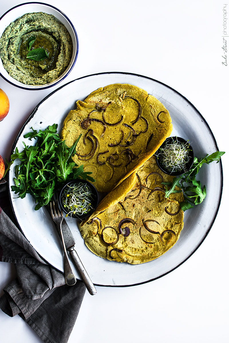 Socca de curry con chutney de pipas, menta y cilantro