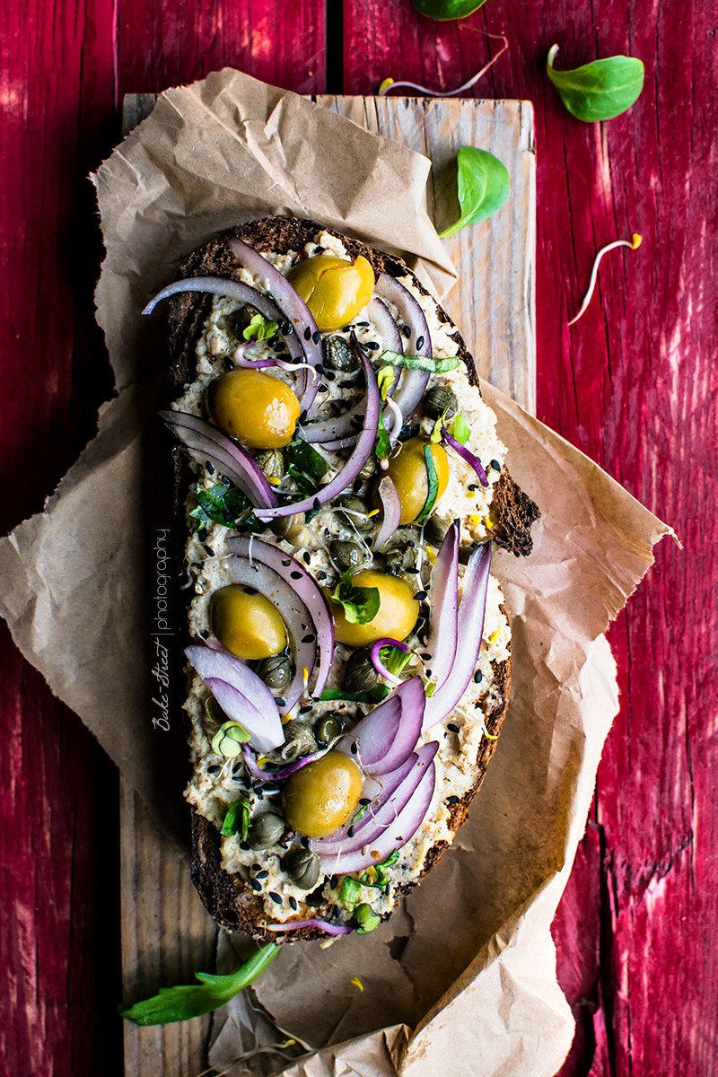 Tosta de crema de avellanas y requesón