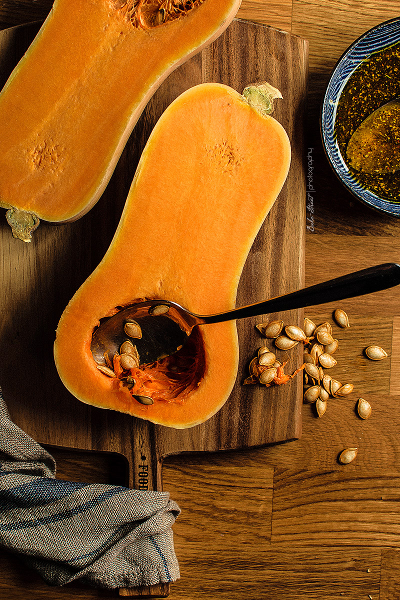 Calabaza asada con kale, feta y granada