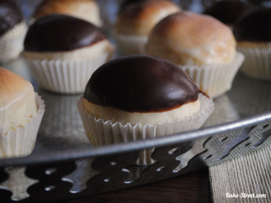 Muffins donuts de glaseado de azúcar y fondant de chocolate -  