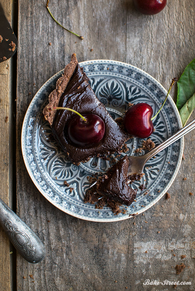 Pastel de chocolate y cerezas