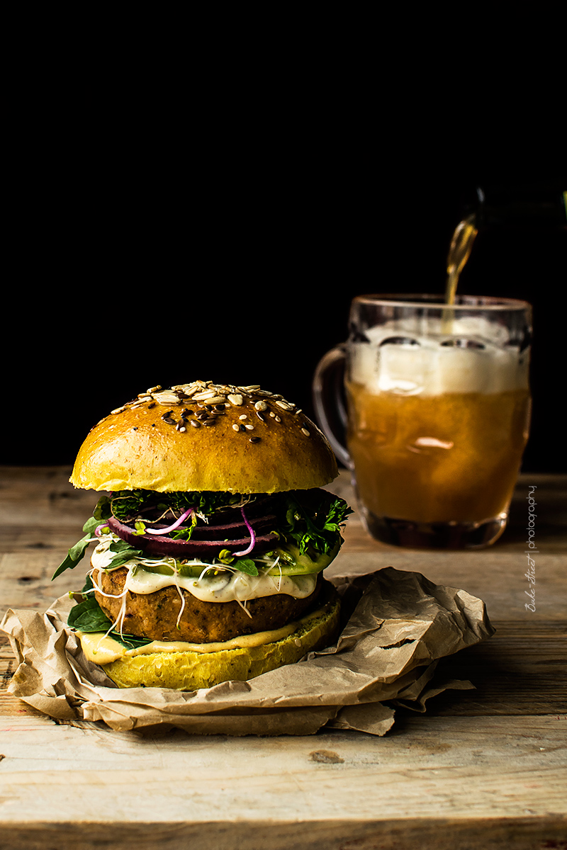 Hamburguesa de lentejas rojas con mayonesa de lima y chile