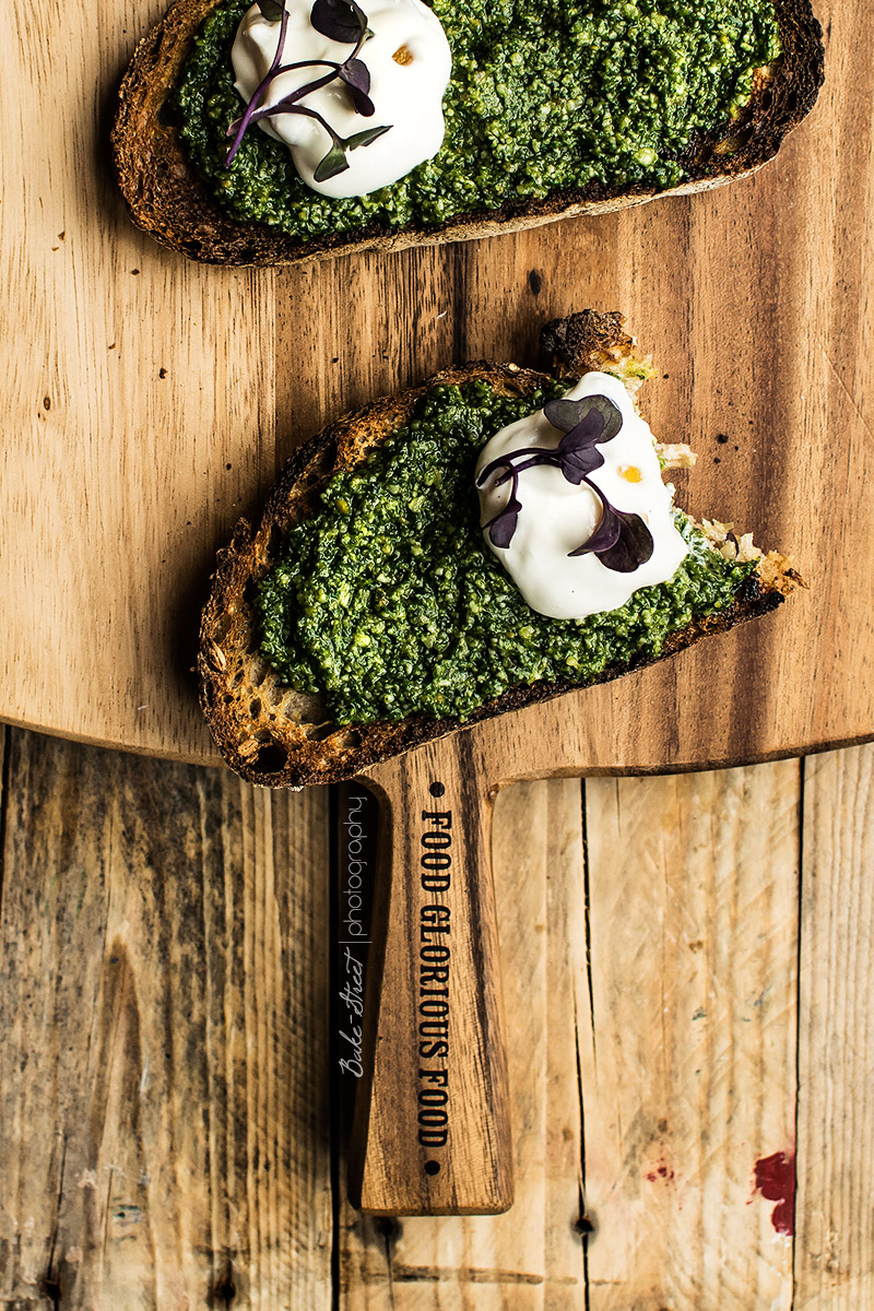 Tostas de pesto con Kale y crema de jengibre