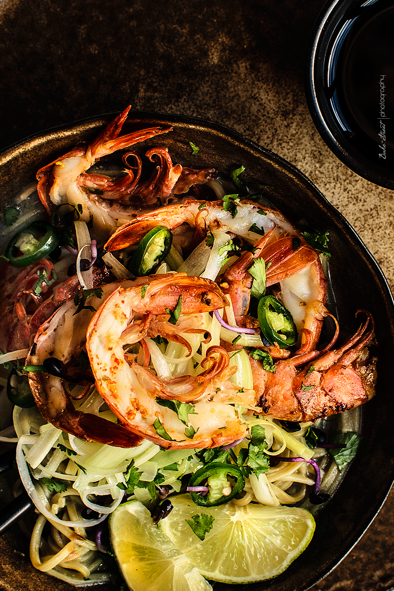 Sopa de coco y gambas con noodles de te matcha