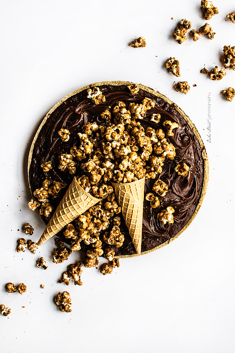 Tarta brownie con palomitas de caramelo