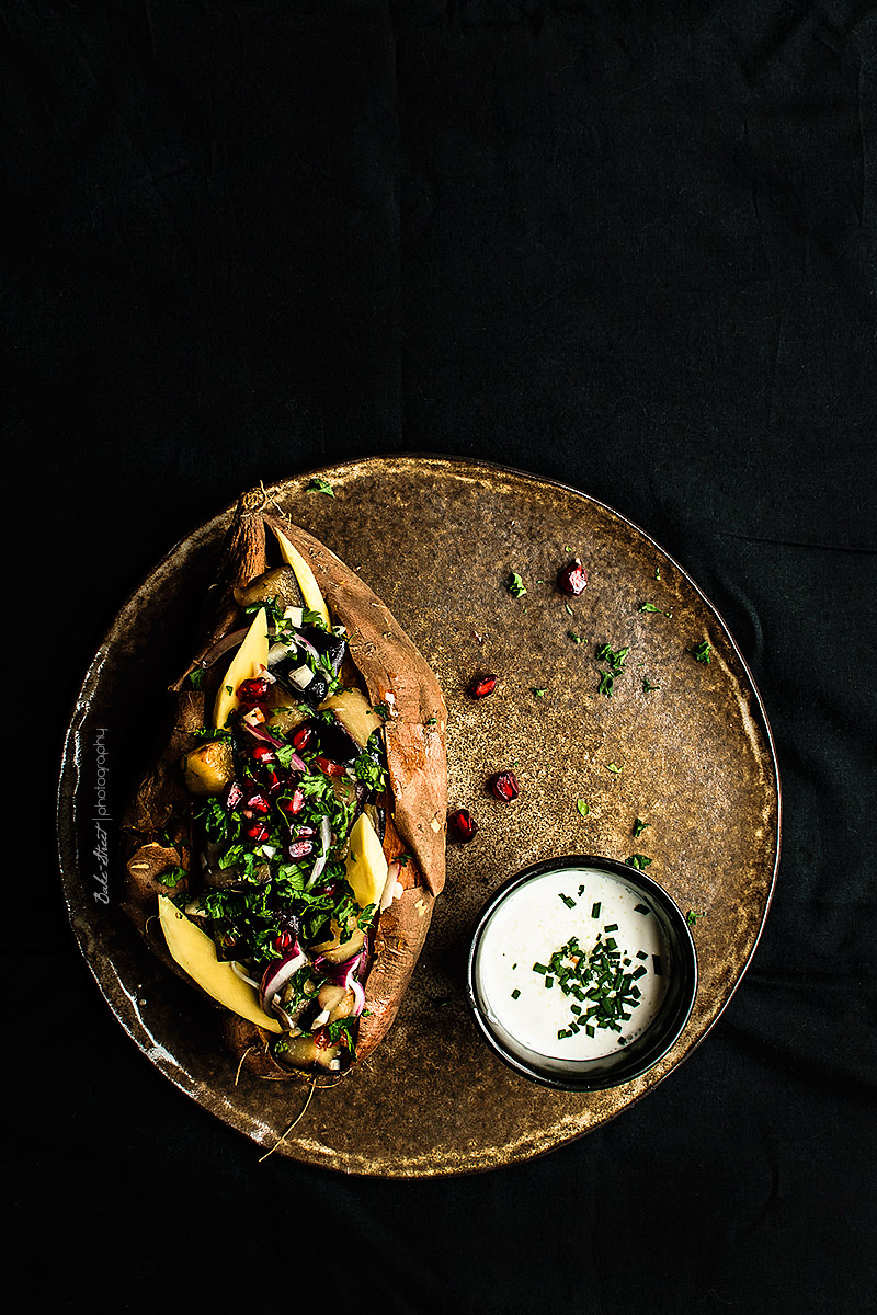 Batata asada rellena de berenjena y mango