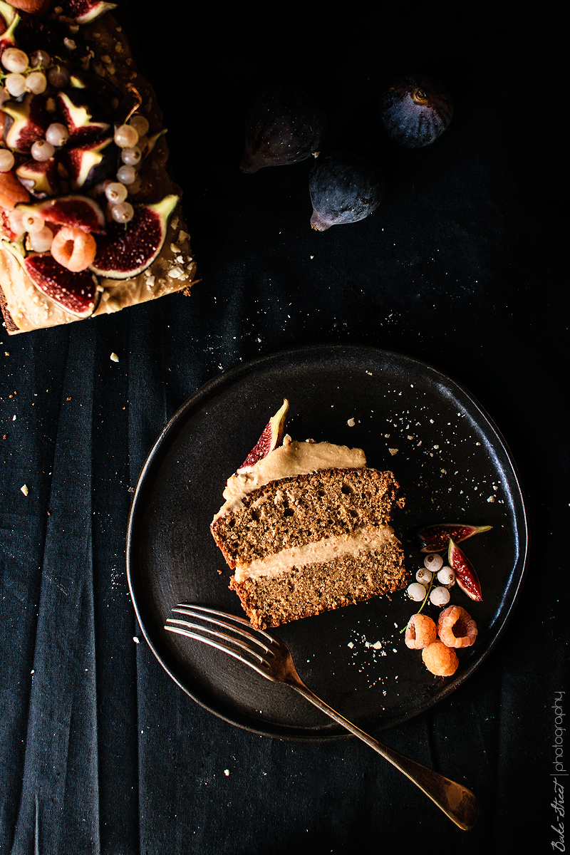 Bizcocho de avellanas con crema de caramelo e higos