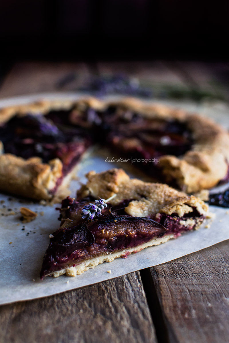 Galette de ciruelas, brevas y lavanda 