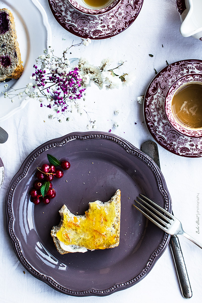 Pan de molde de yogurt, amapola y arándanos