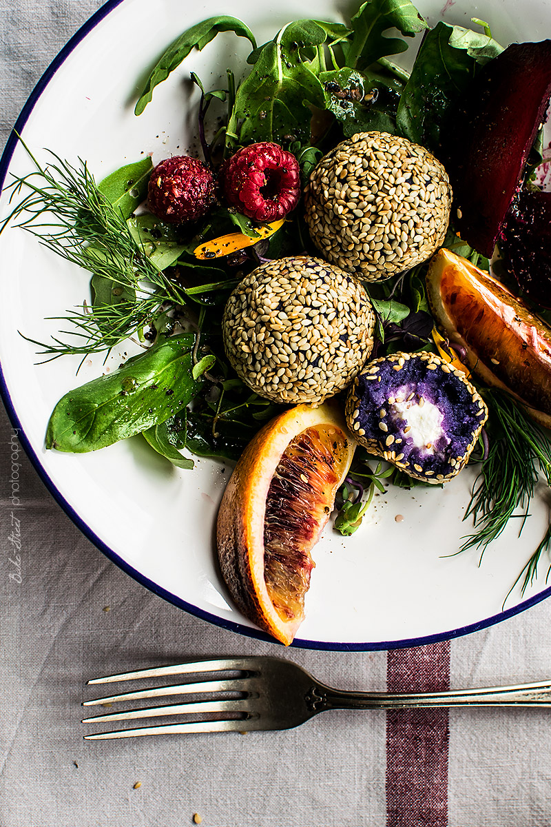 Ensalada de patata violeta con sésamo y naranja