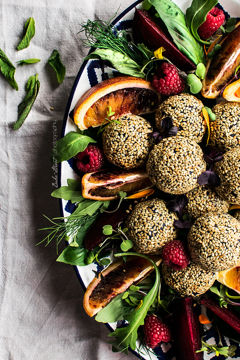 Ensalada de patata violeta con sésamo y naranja